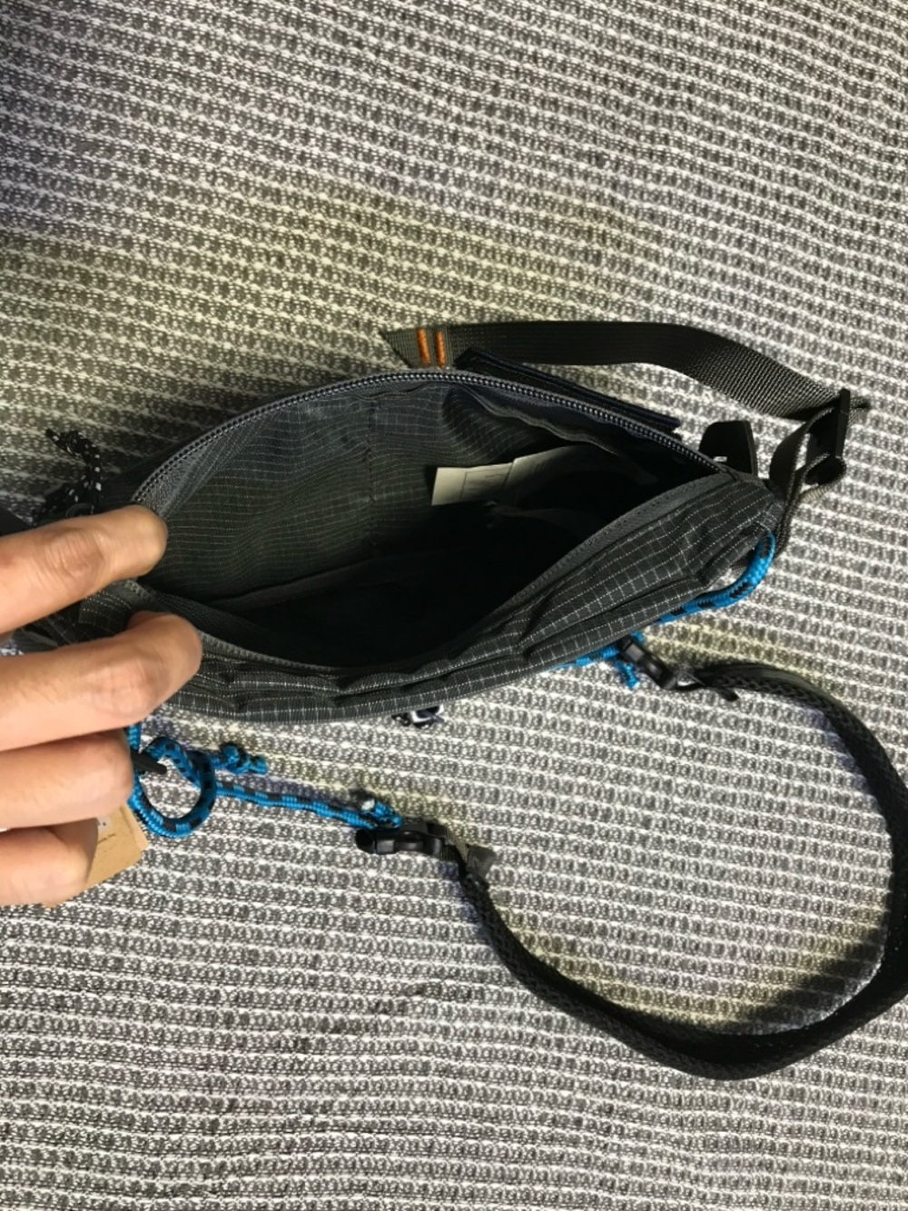 Patagonia Black Crossbody Shoulder Bag with Blue Accent - Picture 5 of 6
